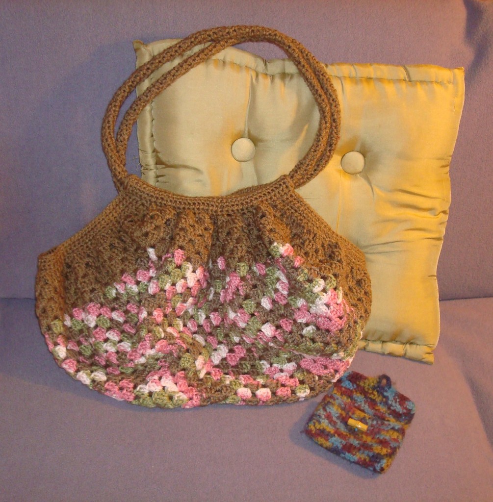 The granny square bag is finished!
