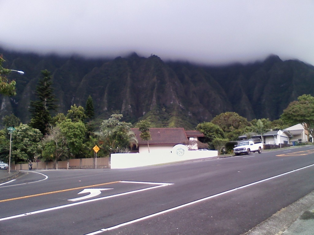 A view of the Ko'olau Mountains from Hui Iwa Street